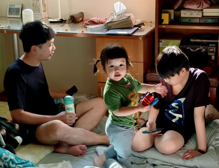 【窗外不傳爆竹聲屋內仍充滿歡樂 眾人目光常聚焦愛搞怪的小傢伙】