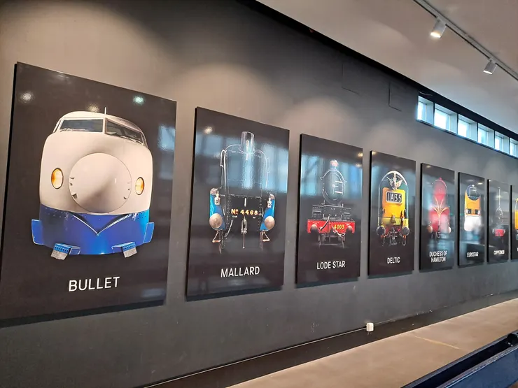 左邊第一台的日本花魁車台南高鐵站也有一台，不過待遇沒有英國鐵道博物館全室內條件好。