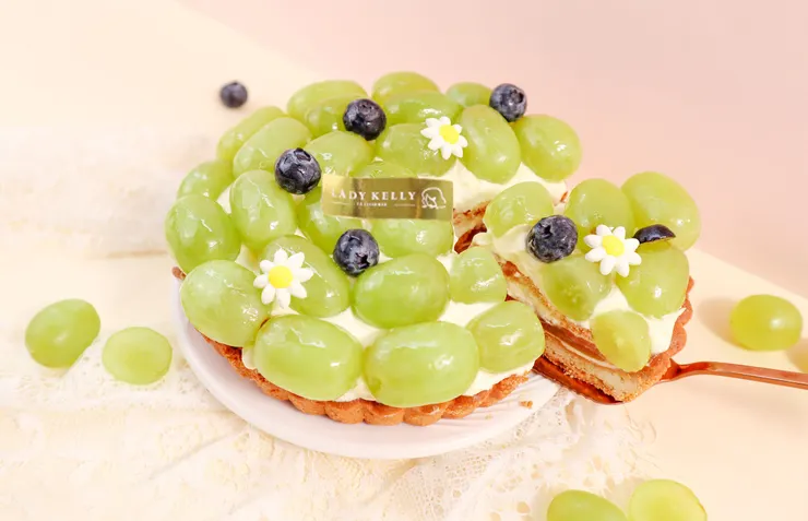 季節限定「碧玉葡萄塔」，使用清脆綠葡萄搭配Q彈紅心芭樂與百香果庫利，是酸甜交織的清爽聖品。（資料來源：LADY KELLY）