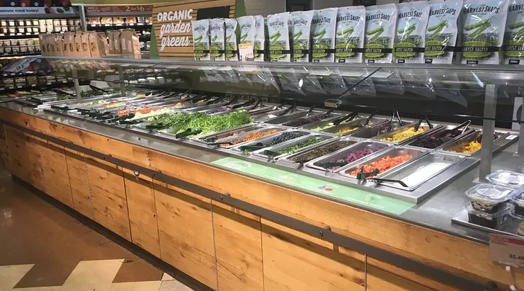 Whole Foods Market 門市寬敞明亮、商品陳列乾淨。