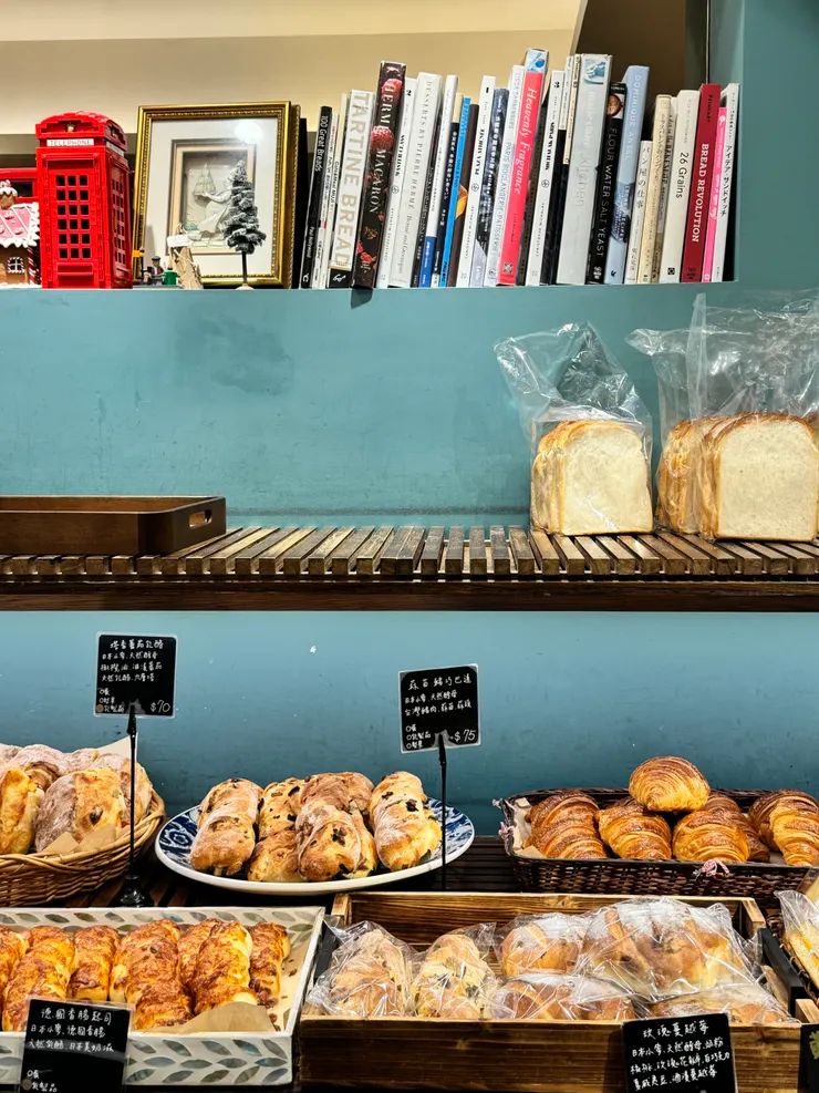 挑了上面的塔香番茄、蒜苗巧巴達，這兩個蠻好吃的