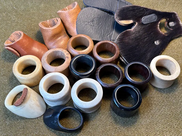 各式扳指、護指群像。