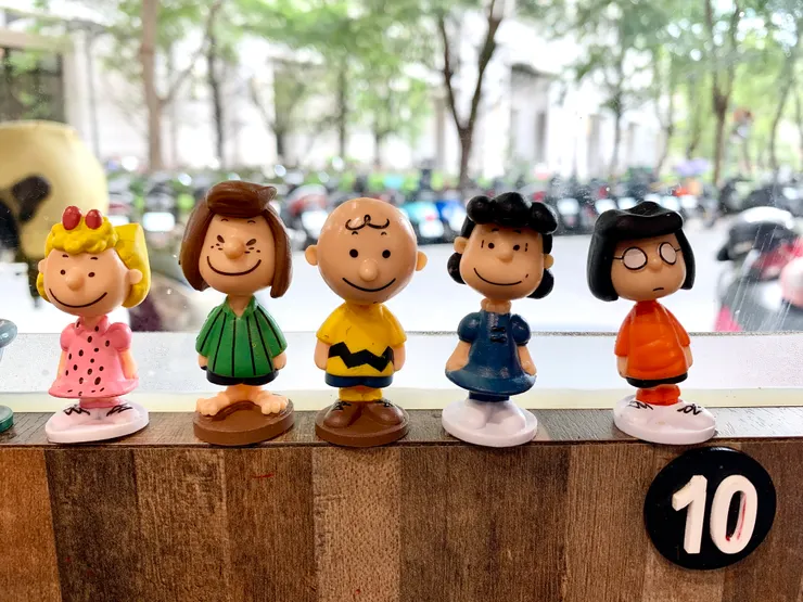 早餐店的桌上裝飾：Snoopy可愛朋友群