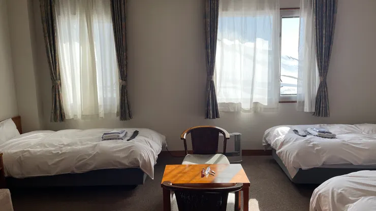 中間有一張可以吃東西、泡茶的桌子