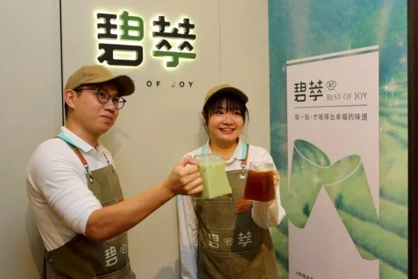 碧萃茶飲店員手持品牌特色飲品於店內打卡牆前合影,傳遞品牌年輕活力。圖/三峽區農會提供