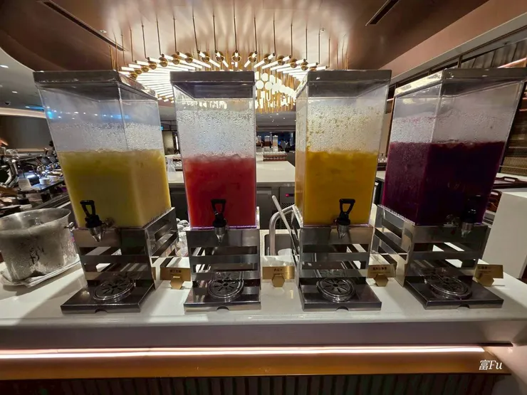 第一次來得時候有一款大苑子聯名果汁，這次沒有了，左邊改為同桌友人喜歡的柳丁芭樂。