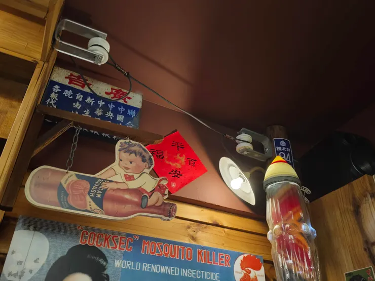 電線桿、登報廣告看板也在店裡看得到