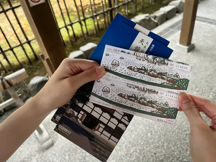 彩色門票，門口有地圖可以拿