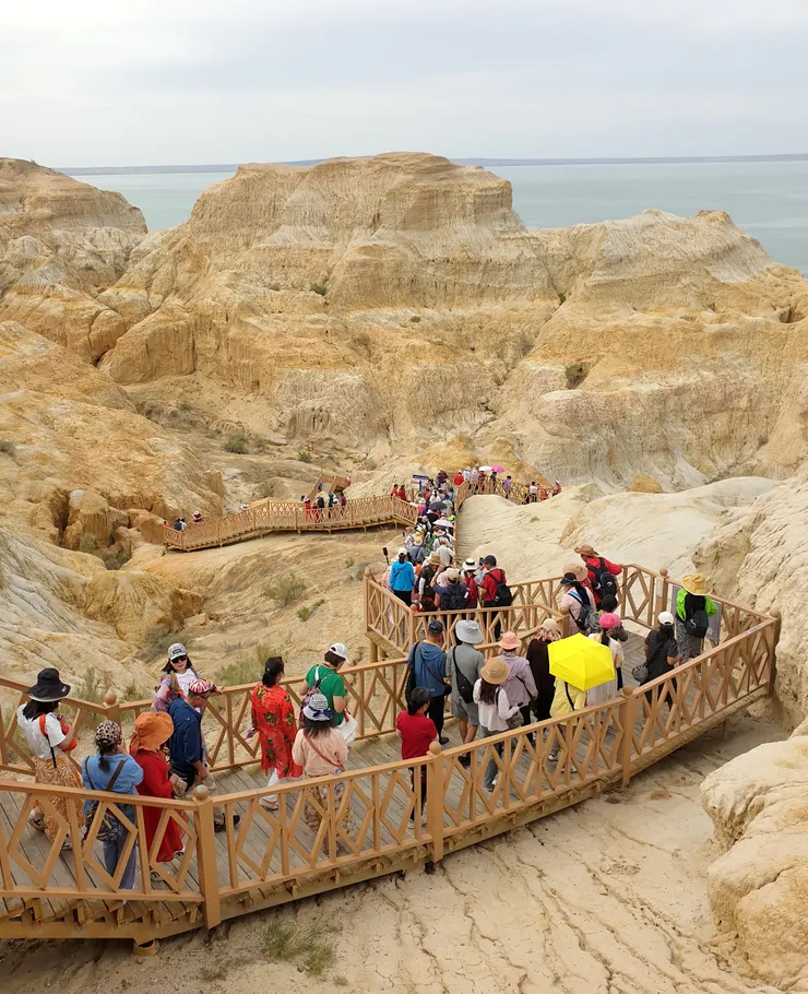 沿著木棧道從一座座巨石叢林中走到烏倫古湖,兩種大自然景觀帶來視覺極大的享受啊!