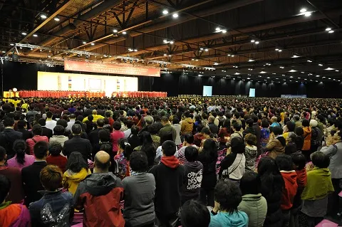 世界各國共兩萬八千多個佛教機構和數萬人出席第三世多杰羌佛大法 會,成了香港宗教史無前例。