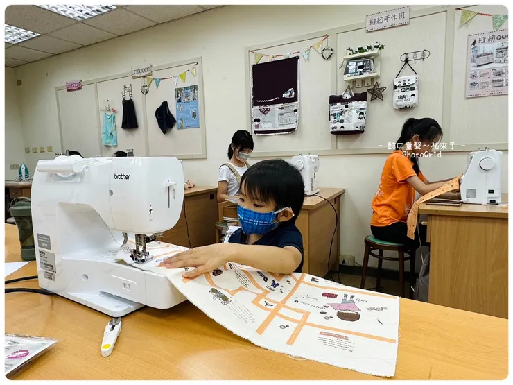 眾多紅花裡的綠葉，五歲三個月的懿最小。〔2023夏令營〕