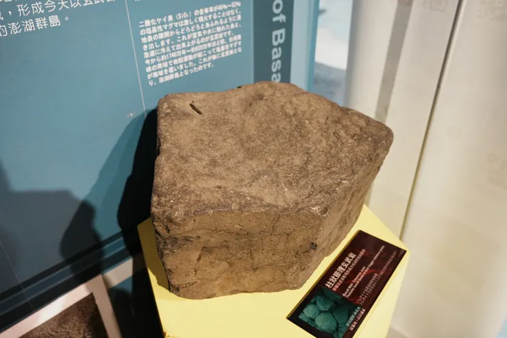 可以觸摸到各地各種的岩石