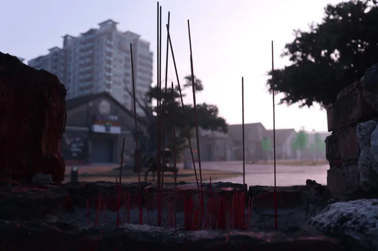 線香座身後的駁二蓬萊倉庫群