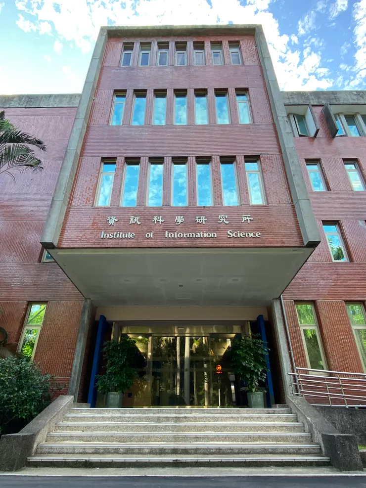 主入口上方突出的量體形成雨庇空間