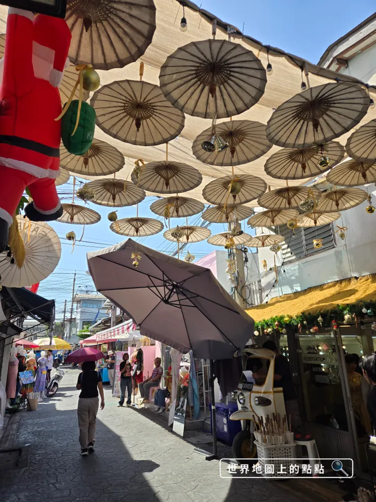 Mahasane Thai Costume 店外的紙傘裝飾，四周也還有許多泰服租借店可以參考