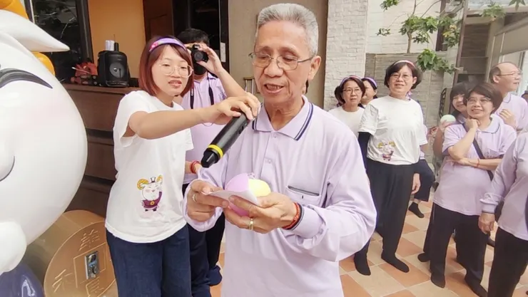 民眾朗誦扭蛋中的籤詩