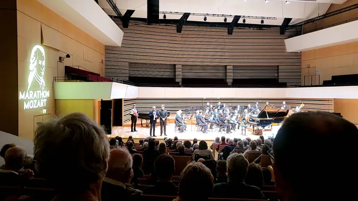 第20屆法國里爾音樂節閉幕音樂會的樂團由里爾國家交響樂團演出，場地在他們的主場音樂廳，這場音樂會能看出新任音樂總監Joshua Weilerstein為樂團帶來的新氣象。