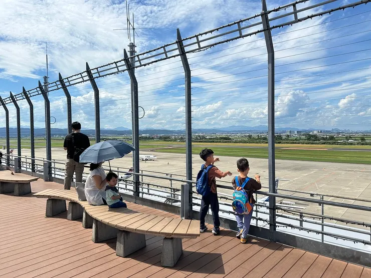 弟弟說：原來飛機飛起來好吵喔！