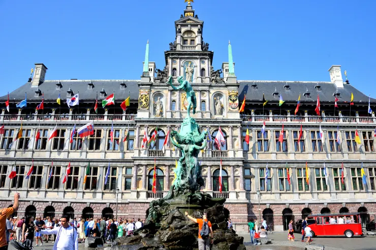 【側拍不好太忘形踅向布拉博噴泉！背景為市政廳正面。】