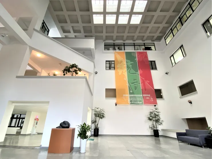 統計所挑高的大廳，十分氣派，自然採光從格子梁天花落下