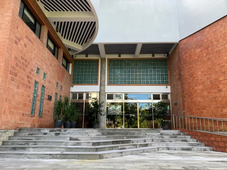 入口採45度角的方向進入