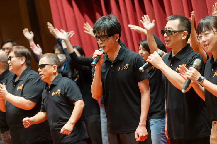 伊甸盲人喜樂合唱團獻唱。