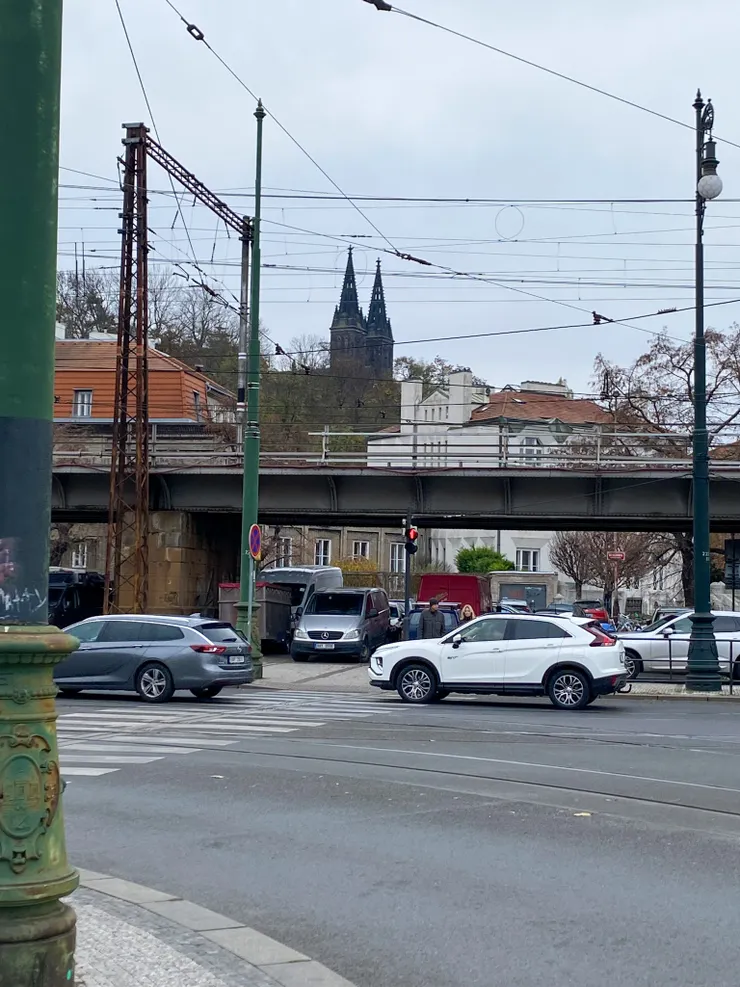 ▲眼前所見的黑色雙尖塔，是高堡（Vyšehrad）上的「聖彼得與聖保羅大教堂」（Basilica of St. Peter and St. Paul）。