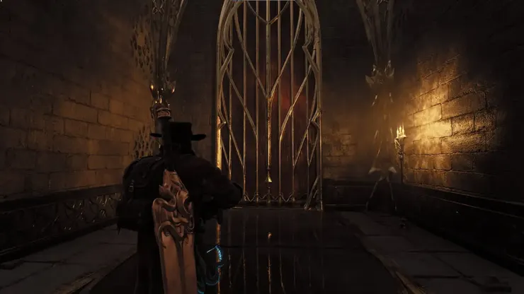 空無一物的小房間內只有關閉的大門