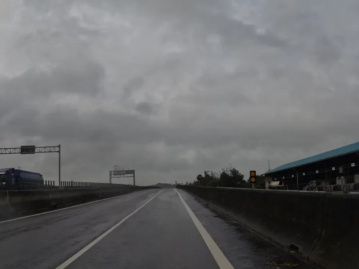 雖然大部分路段有自行車道,但要過河還是必須騎在台61的側車道上。