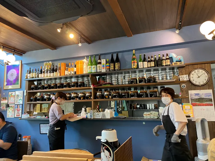 出餐台上有很多正在烹煮的釜飯