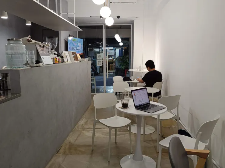 當天也拿著筆電出來寫東西，可惜搶戲的是貓大人