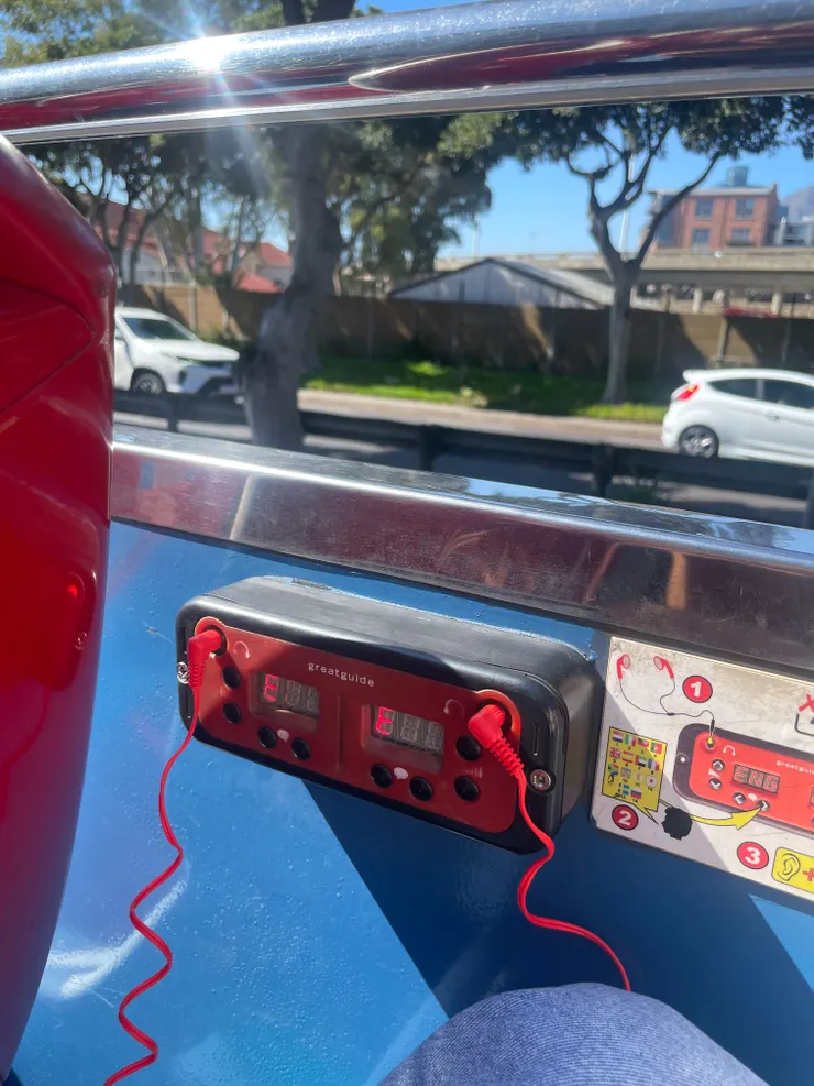 每個座位配置 14 種語言的導覽 （沒中文）