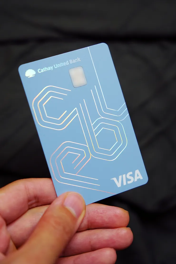 國泰世華新款簽帳金融卡，卡面灰藍色很有質感