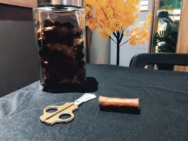 雪茄抽到一半該怎麼辦？可以剪掉帶走嗎？我的經驗告訴你答案