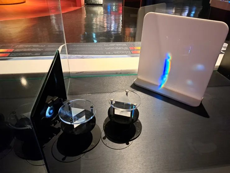 三稜鏡能將白光分出七彩色光(攝於臺北天文館)