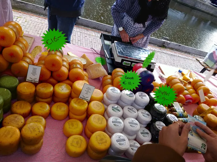 賣起司(白色的是山羊起司)