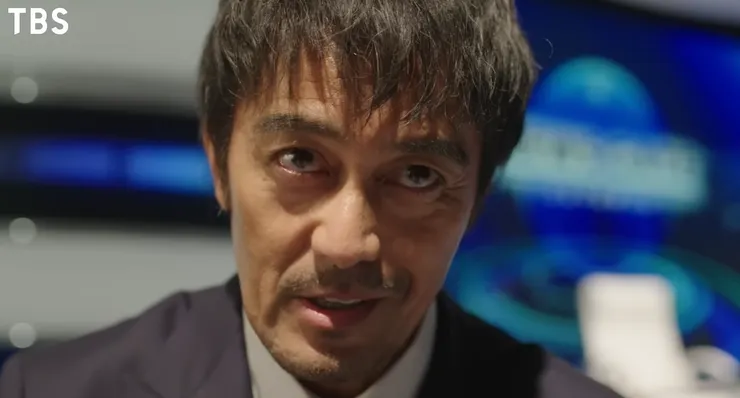 近藤與鏡頭對峙，他總是能揭穿一切。