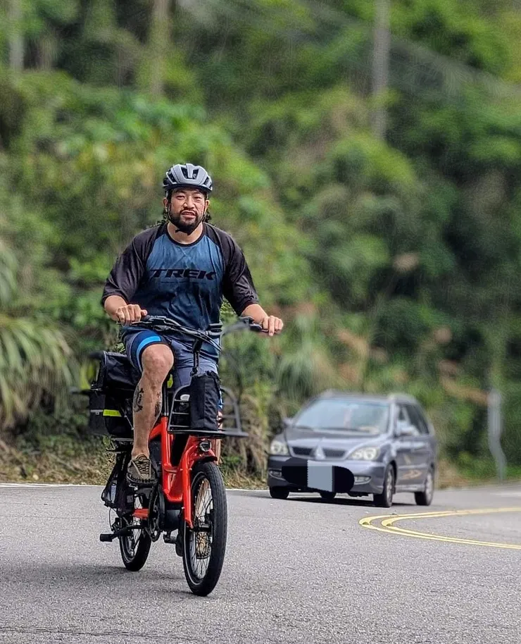 在離赤坎頂2KM時,騎到面容猙獰的情況下被車友所攝~感謝Miles