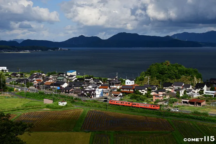 雖然伯耆大山到西出雲已完成電氣化，但因直通運用的關係，不少普通車仍使用柴油客車行駛(座標：35.430190, 133.199459)