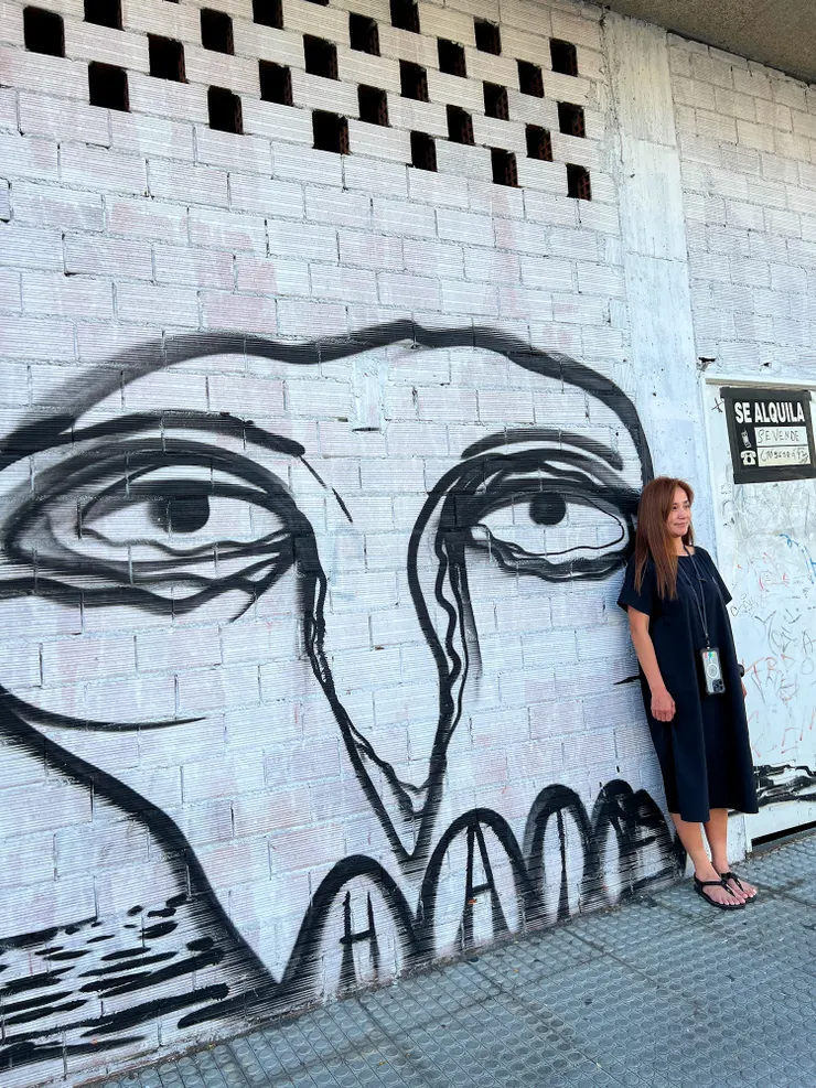 温ㄤ說我是外星人要跟外星人合照！！謝囉～～（鎮上有二間五金行是中國媽媽開的，什麼都有賣價格又便宜，我們在五金行買了一個袋子準備把不需要的東西再打包裝起來拖運，因為第四天要走42公里！！累死我好了啊！！（自暴自棄ing)