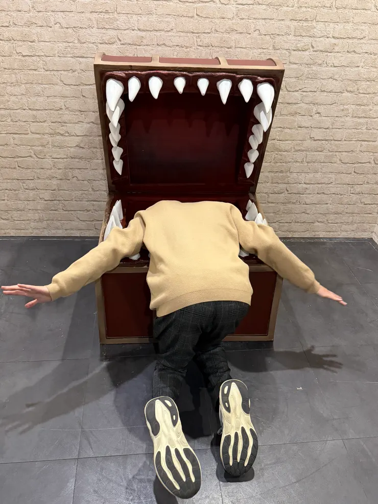 芙莉蓮很強大，什麼魔物都不是他的對手，唯獨這個寶箱怪完全沒抵抗力。「好黑喔！好可怕喔！」