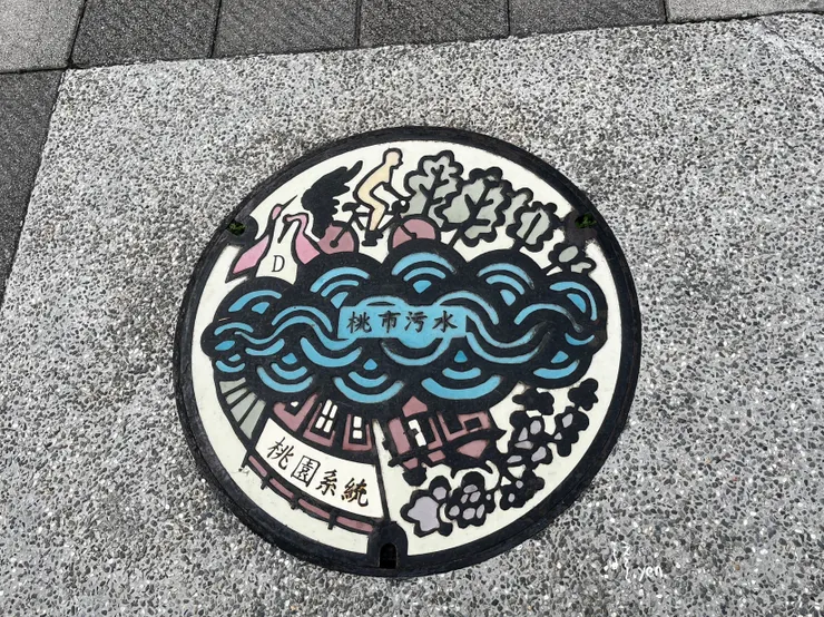 低下頭，水溝蓋本身也很有特色