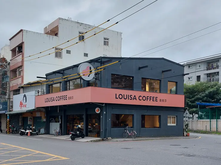 花創前的路易莎咖啡店 / 資料來源：我自己