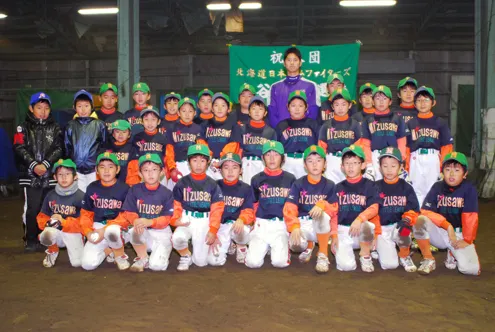 2012年12月15日大谷穿著花卷東的制服回到水澤少棒的室內練習場