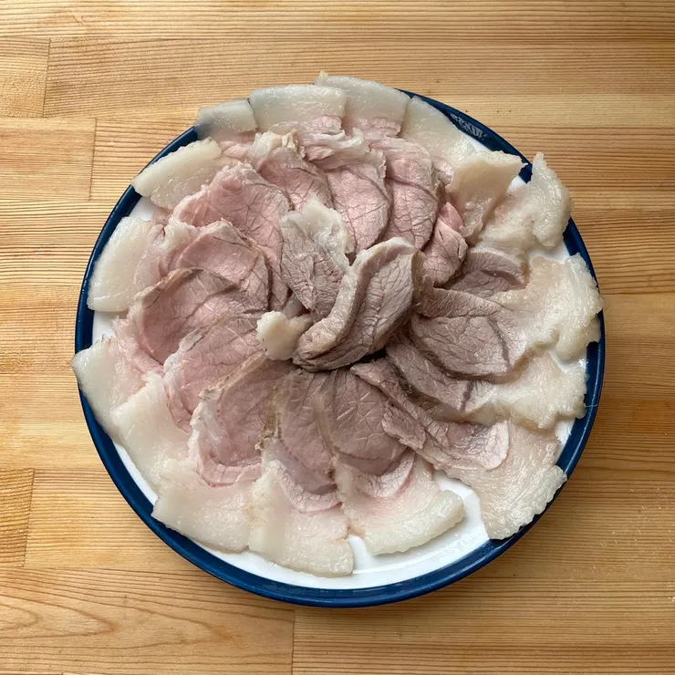 如果肉再放涼一點會更好切。