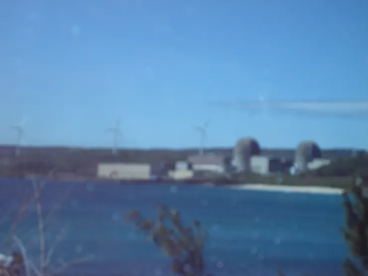 圖示：台灣屏東恆春的核三（馬鞍山）電廠在南灣海邊。圖片來源為本人的家人：https://www.shutterstock.com/zh-Hant/image-photo/2666642803：