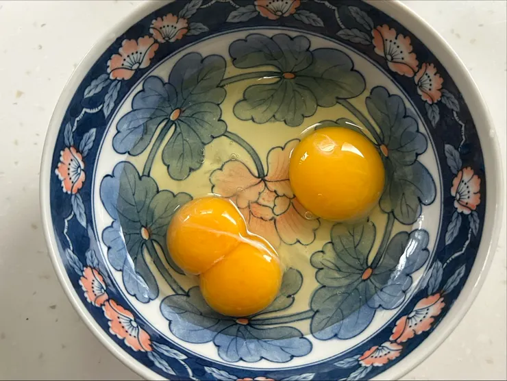 雞蛋打散，並加入少許鹽。