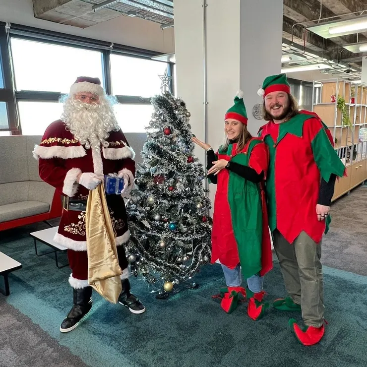 我的同事們紛紛為聖誕節扮裝。