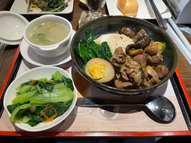 香菇栗子燒雞蓋飯。