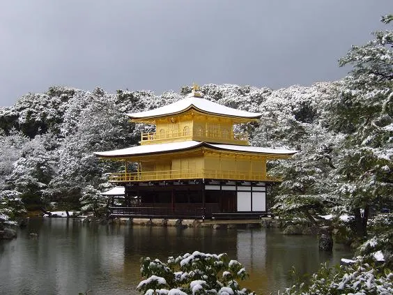 雪景金閣寺